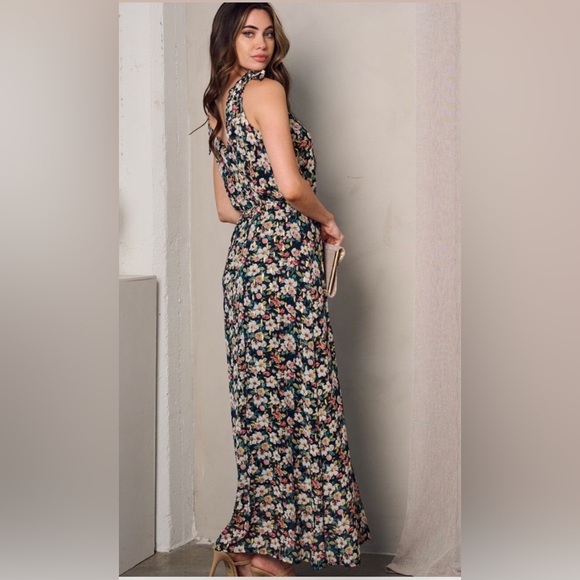 BLACK SLEEVELESS SURPLICE SHIMMER DETAILED FLORAL MAXI DRESS - Picture 3 of 5